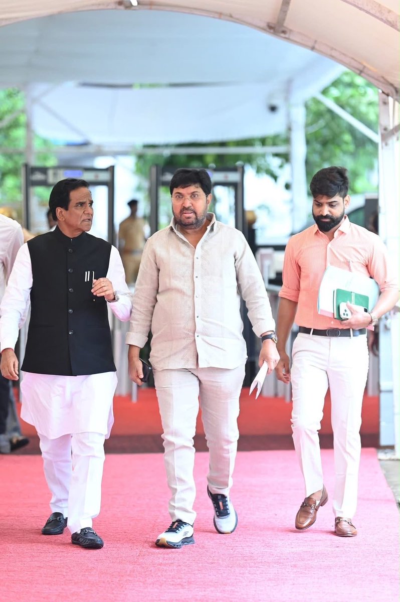 raosahebdanve's tweet photo. 📍 विधानभवन मुंबई | पावसाळी अधिवेशन २०२६

महाराष्ट्र विधानमंडळाच्या पावसाळी अधिवेशनाच्या निमित्ताने आज विधान भवन, मुंबई येथे शिवसेना उपनेते तथा आमदार मा. श्री. अर्जुनराव खोतकर यांच्यासमवेत उपस्थित राहिलो.

जालना विधानसभेतील विविध समस्या संदर्भात चर्चा करून त्या समस्या लवकरात लवकर सोडवणे व जनकल्याण योजनेचा लाभ सर्वसामान्यांपर्यंत पोहोचून जास्तीत जास्त लाभ देण्याच्या संदर्भात चर्चा झाली.

लोकहित, विकास आणि महाराष्ट्राच्या सर्वांगीण प्रगतीसाठी कटिबद्ध!

#mumbai #विधानभवन #अधिवेशन #मुंबई #���ालना