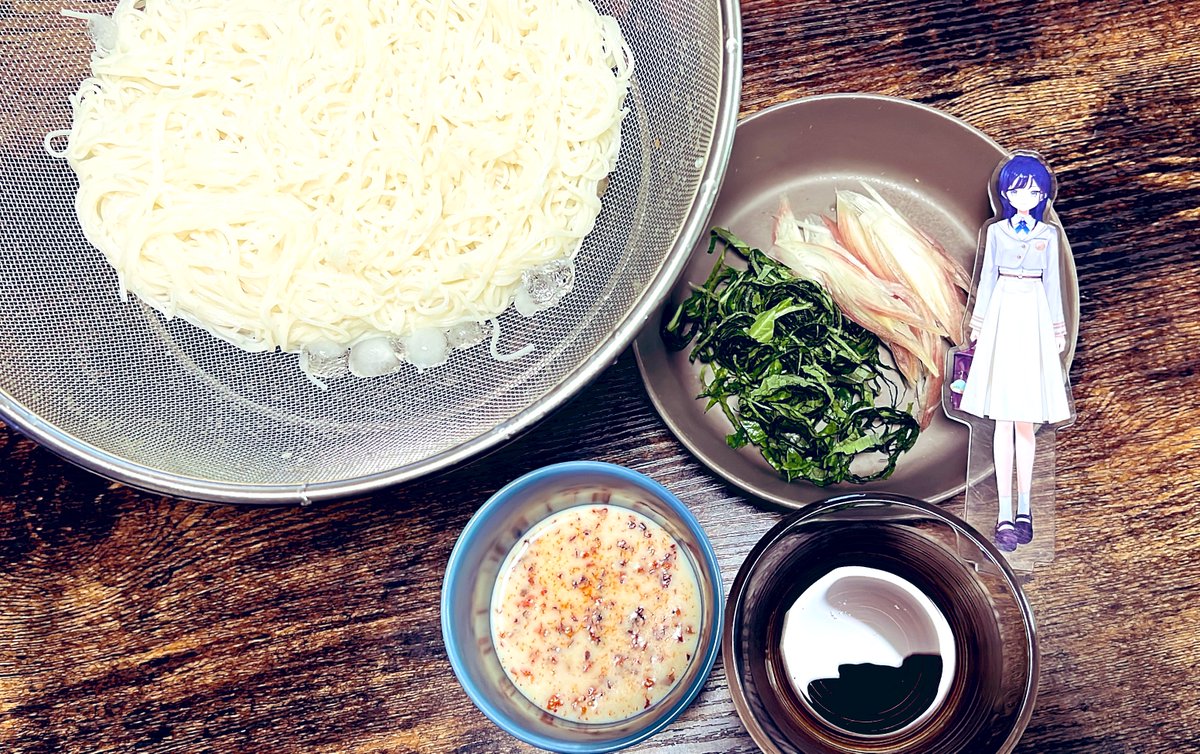 23collR's tweet photo. 流してないけど今夜はそうめん☀️
安定のめんつゆと、白だし豆乳食べるラー油最強👍
ネギ買ってくるの忘れたのが大誤算だけど、これからそうめん食べまくるし、まいっか！
やーねのおすすめのつけ汁薬味具材あったら教えてね🤍
#やねから見てるよ https://t.co/Tx9JwXq3PR