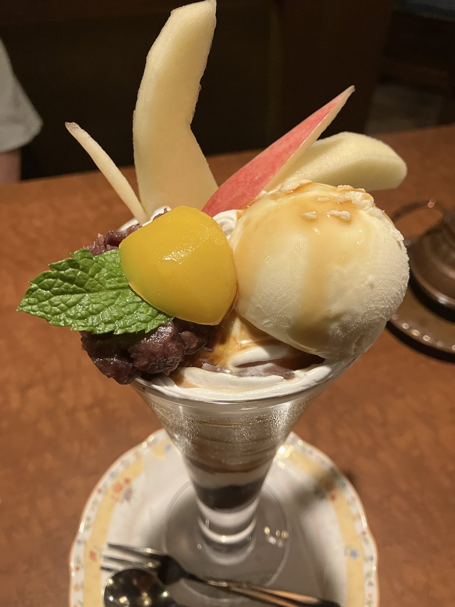 zrx_hir's tweet photo. 夕食後のデザート！

ごちそうさま…(^^)
#黒糖パフェ
#炭火焼コーヒー https://t.co/DwXp5XzQId