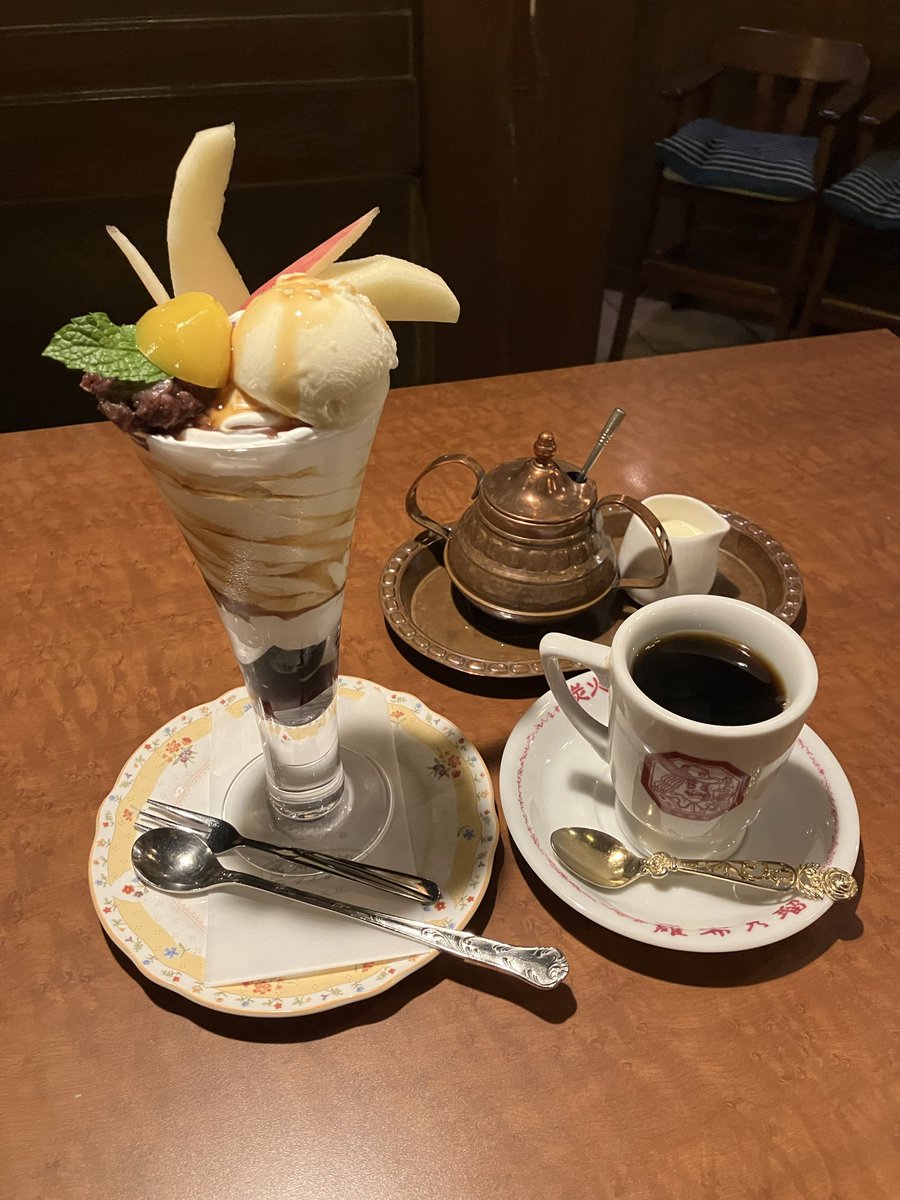 zrx_hir's tweet photo. 夕食後のデザート！

ごちそうさま…(^^)
#黒糖パフェ
#炭火焼コーヒー https://t.co/DwXp5XzQId