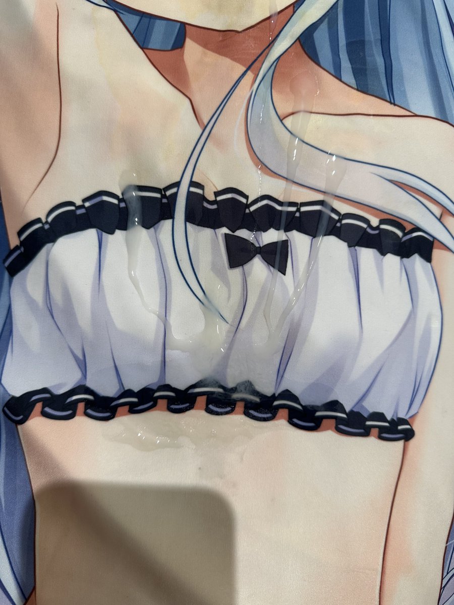 kiri2002same's tweet photo. 射射小响🥰🥰这次是射到了内衣上，虽然不是传统的胸罩款式，但这样保守的样子反而很符合小响的性格捏～然后不情愿地被牛奶给浸透力😋 #抱き枕ぶっかけ #二次���ぶっかけ  #響 https://t.co/AAHz2GPnsQ