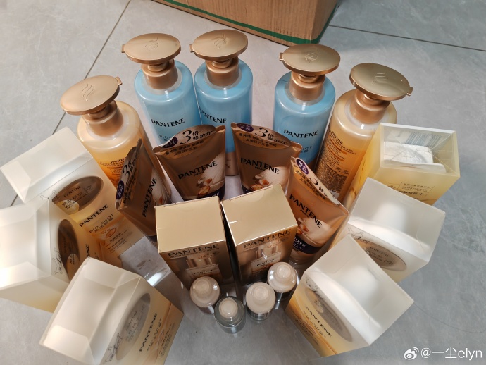 ArwenFrank's tweet photo. Just unboxed my long-awaited skincare set—can’t wait to test it tonight!  #PackageDay #SkincareLife https://t.co/53Dje8iwiI