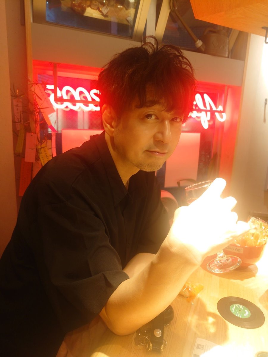 osamu_sasaki's tweet photo. 今日は「裂音」のアコギREC日。なかなかうまくいかない。休憩中。
昨日は楽しかったなあ。カメラマンのメトロ。くんに出来上がった写真集を渡しに行って、呑んだくれた。
カメラマンはスマホで撮ってもめちゃくちゃ上手いなあ。
あ、髪切りました。
さ、さっさとREC終わらせるぜ。 https://t.co/K6rvrbUwj1