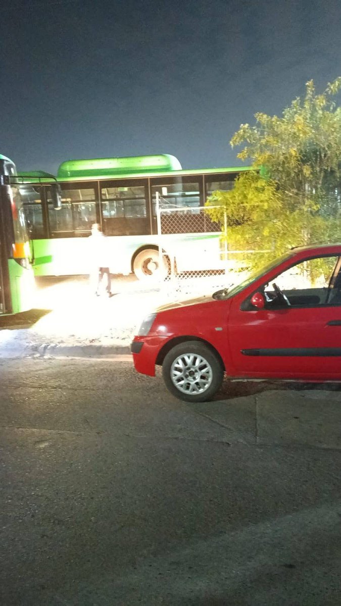 R400shitposting's tweet photo. #DEULTIMAHORA
Operadores del IMA que se fueron a huelga retienen unidades de la Ruta 98 de Grupo Lazcano estas se guardan en el patio del IMA ubicado en García. https://t.co/zrsJrS5w3q