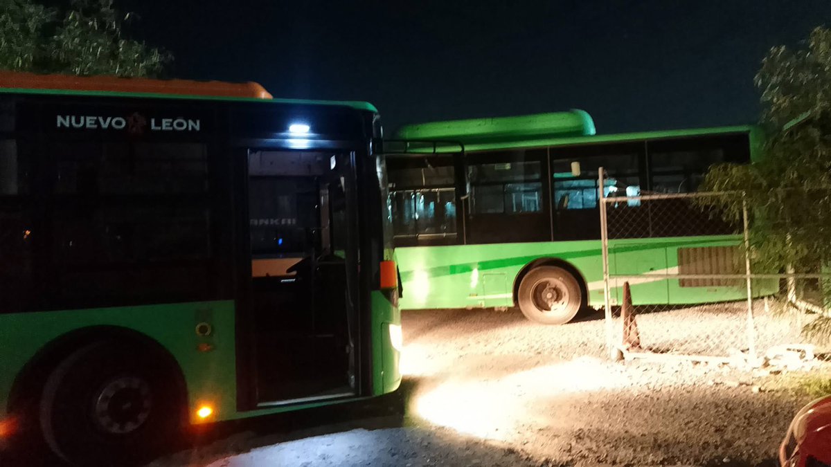 R400shitposting's tweet photo. #DEULTIMAHORA
Operadores del IMA que se fueron a huelga retienen unidades de la Ruta 98 de Grupo Lazcano estas se guardan en el patio del IMA ubicado en García. https://t.co/zrsJrS5w3q
