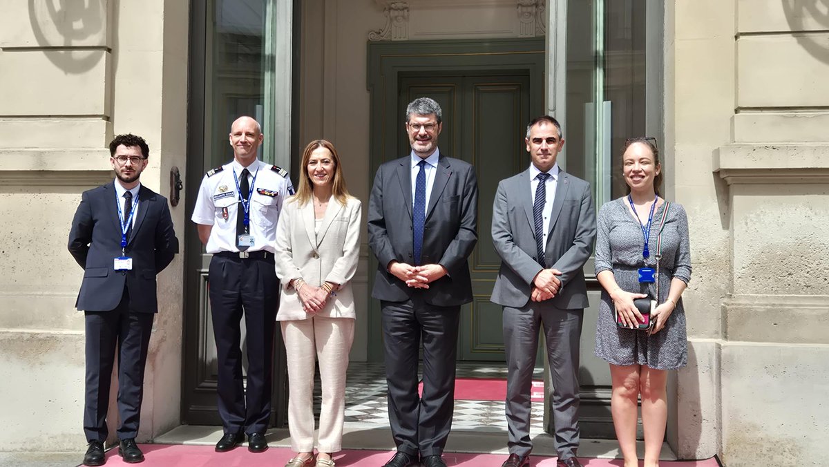 proteccioncivil's tweet photo. 🇪🇸🇫🇷 La colaboración internacional es clave para afrontar las emergencias.

Encuentro en París entre @VirBarcones, secretaria general de @proteccioncivil y Julien Marion, Director General de Seguridad Civil y Gestión de Crisis del Ministerio del Interior francés, para fortalecer la cooperación bilateral y la solidaridad europea. 🤝 #ProtecciónCivil #Emergencias
@DG_SecCivile