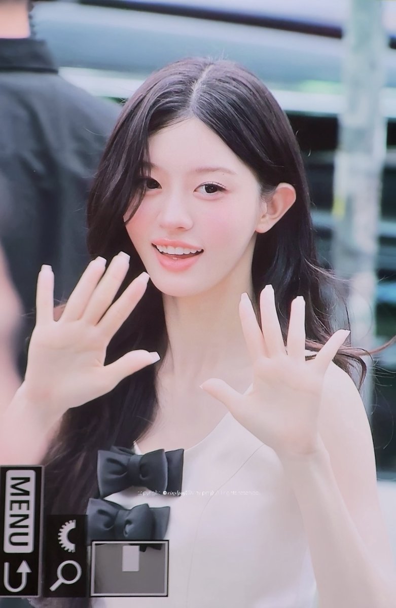 Minjuparrk's tweet photo. @hantaesatn Someone said that he was in badmood after scrolling something — so I decided to say hi! :P https://t.co/6NfZXZFiS1