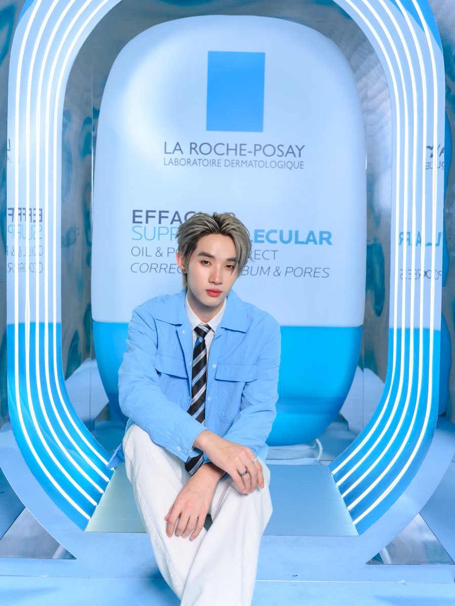 HongofficialTH's tweet photo. 🍦IG — hongshihoshi Posted
🗓 07 / 07 / 26

วันนี้ฮงมาร่วมงานเปิดตัวผลิตภัณฑ์ใหม่
EFFACLAR SUPRAMOLECULAR OIL&PORES CORRECT✨ จาก LaRoche-Posay มอยส์เนื้อเฟรชเจล ที่จะช่วยมอบความชุ่มชื้นแต่ไม่มันนาน 48 ชม.💦 ด้วยนวัตกรรมเทคโนโลยีระดับโมเลกุล 'SUPRAMOLECULAR' ที่จะมาเสริมประสิทธิภาพในการ คุมมัน กระชับรูขุมขน ให้ผิวดูเรียบเนียนกระจ่างใส สุขภาพดี อย่างอ่อนโยน
#เฟรชเจลชุ่มชื้นแต่ไม่มันนาน48ชม.
#LaRochePosayEffaclar
#EFFACLARSUPRAMOLECULAR
#LAROCHEPOSAYTH

🔗 — https://t.co/JaDwaGsJIM

➖  
#hongshihoshi 
#LYKN