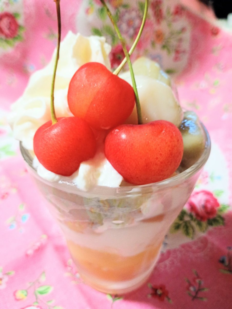 ebiccotan's tweet photo. 白玉をのせたら、ボリュームが出て満足感ある〜😋✨
オレンジゼリー🍊、ミルクゼリー🥛、桃のコンポート🍑、もちもち白玉🍡、練乳🐮、ホイップ🧁、さくらんぼ🍒
を詰めこんだ、ミニパフェ🎀🩷
ツクッター https://t.co/LVZnAHFujJ