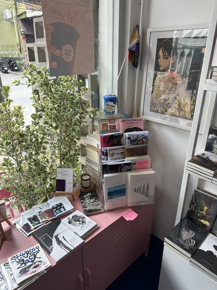 33readss's tweet photo. Anyway Cafe
— ร้านหนังสือ &amp; คาเฟ่
— หนังสือภาษาไทยและภาษาอังกฤษ

📍แถวๆโกดังราชวงศ์
🕛 ทุกวันยกเว้นพฤ 9.00-18.00 น.
🅿️ จอดข้างทาง https://t.co/qqGnT2hpaU