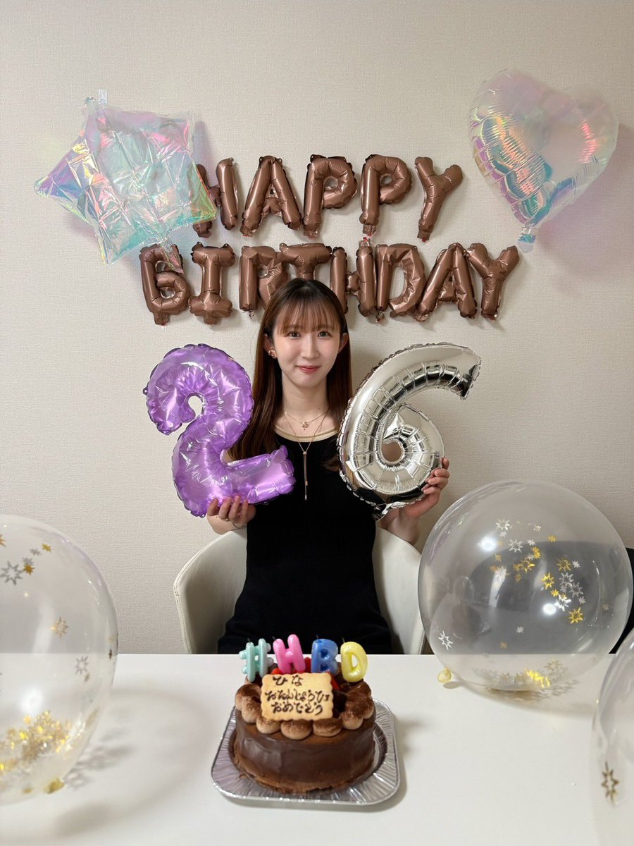 hayata_hina's tweet photo. 今日で26歳になりました🐥💐

25年経ってもまだまだ全然自分のこと知らないな〜と感じることが多く、ゆらゆら揺れてたり突然居なくなったり暴走したり、、笑
日々自分の感情と向き合わされる毎日ですがそれも引っ括めて自分なんだ！と胸張って生きていける1年にしたいなと思います🕺✨

今年も宜しくお願いしますー！🐴🧡

#丙午の七夕