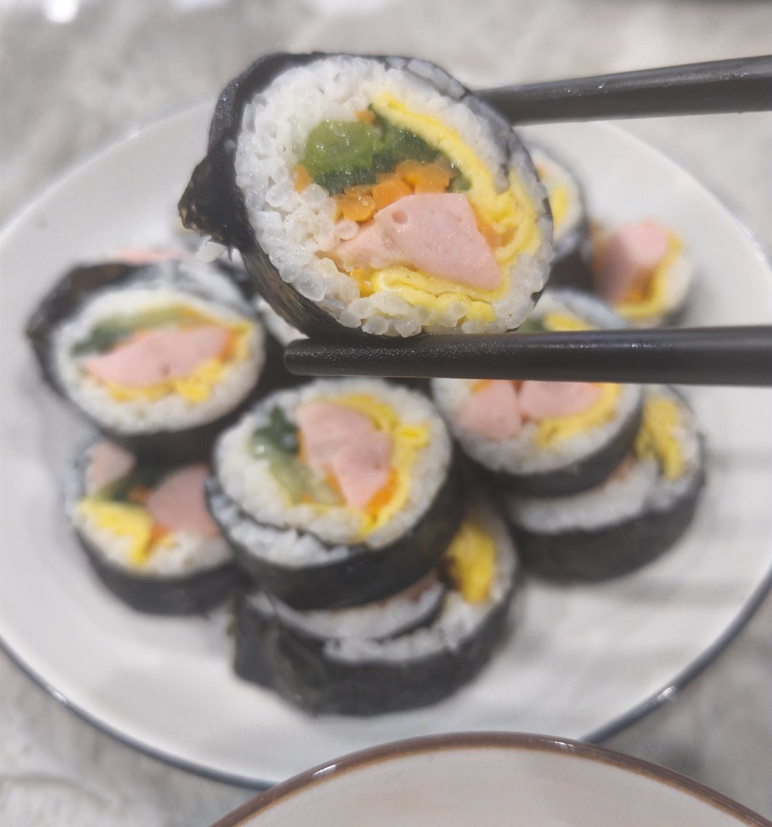 ppemon31's tweet photo. Hmmm kimbap is actually pretty easy to make https://t.co/GvxkIWD2Ga