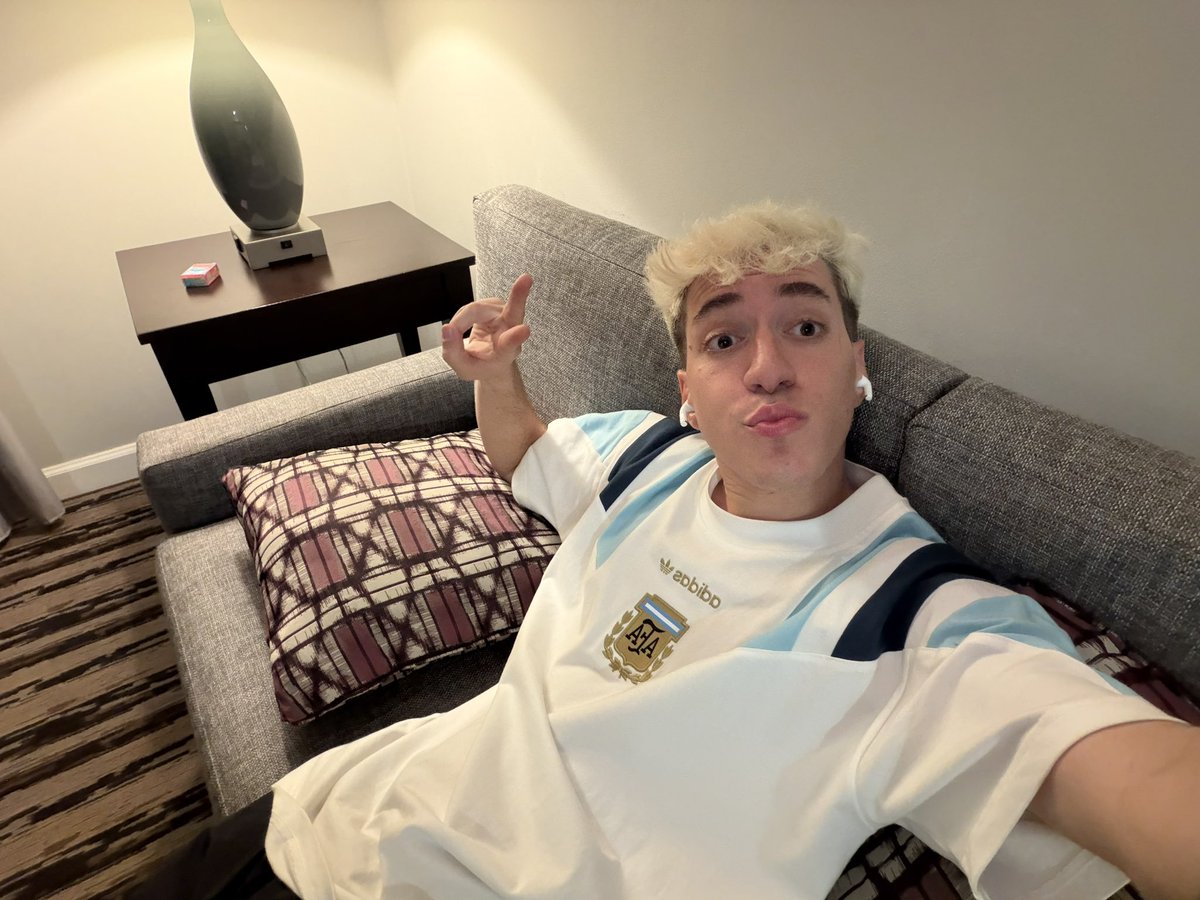 notlulaa_'s tweet photo. cuando decidas prender, acá estaremos, te extraño gordo 😔💗 https://t.co/f2NnYYlW8N