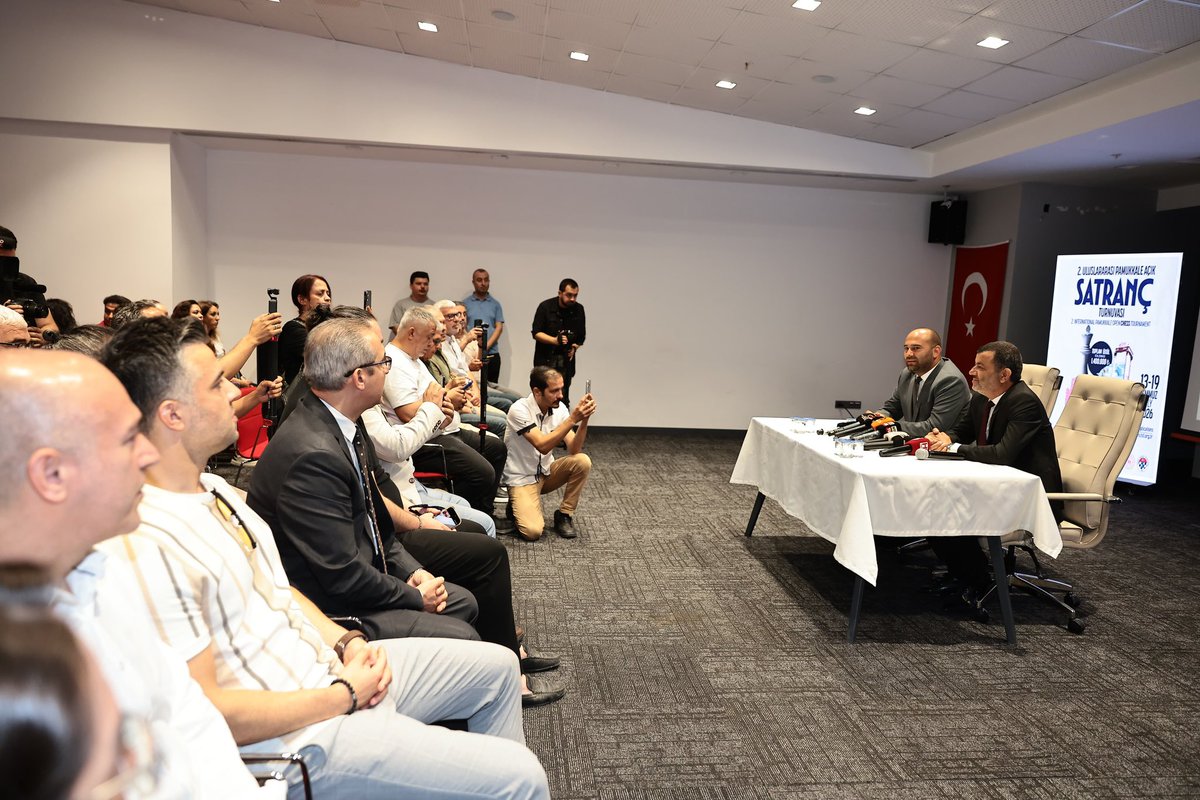 BNuriCavusoglu's tweet photo. ♟️ Hamleler Denizli’de yapılacak, dünyanın gözü Pamukkale’de olacak!

2. Uluslararası Pamukkale Açık Satranç Turnuvası öncesinde basın toplantımızı gerçekleştirdik.

13-19 Temmuz tarihleri arasında Denizli, Türkiye'nin en prestijli satranç organizasyonlarından birine ev sahipliği yapacak. Türkiye’nin en yüksek ödüllü ve en fazla katılımlı açık satranç turnuvalarından biri olan organizasyon, 3’ü uluslararası olmak üzere 4 farklı kategoride düzenlenecek.

Stratejinin, zekânın ve rekabetin buluşacağı bu büyük heyecanda tüm sporcularımıza başarılar diliyor, hemşehrilerimizi turnuvanın coşkusuna ortak olmaya davet ediyoruz.