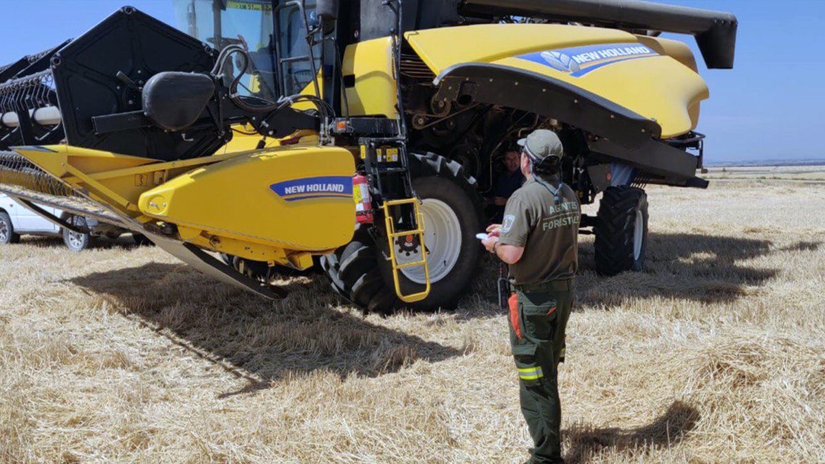 ComunidadMadrid's tweet photo. 🚜 La Comunidad de Madrid suspende el uso de maquinaria en terreno forestal y los fuegos artificiales ante el riesgo extremo de incendio.

👉 Se limitan estas actividades en la franja de 400 metros colindante a zonas de vegetación.

+Info: https://t.co/yCOwNXG3IH https://t.co/OhK9cqsQNB