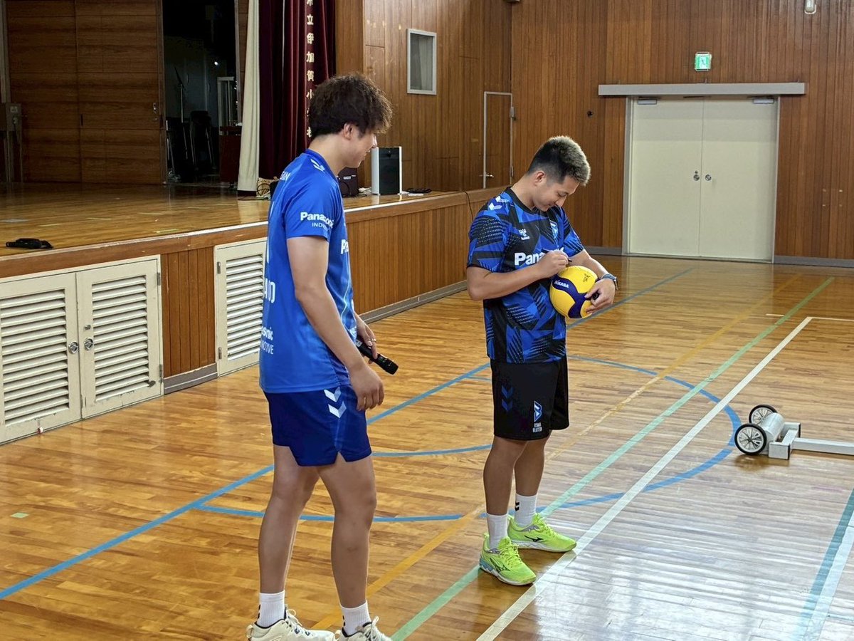 OSAKA__BLUTEON's tweet photo. 🔷#枚方市 連携交流事業2026🔷
7/7(火)は枚方市立伊加賀小学校に訪問し、バレーボール教室を実施👏✨🏐
皆さん、楽しい時間をありがとうございました🍀
#伊賀亮平 #仲本賢優
#BLUEACTION #京阪
#大阪ブルテオン
#OSAKABLUTEON https://t.co/yZFwv6WvtP