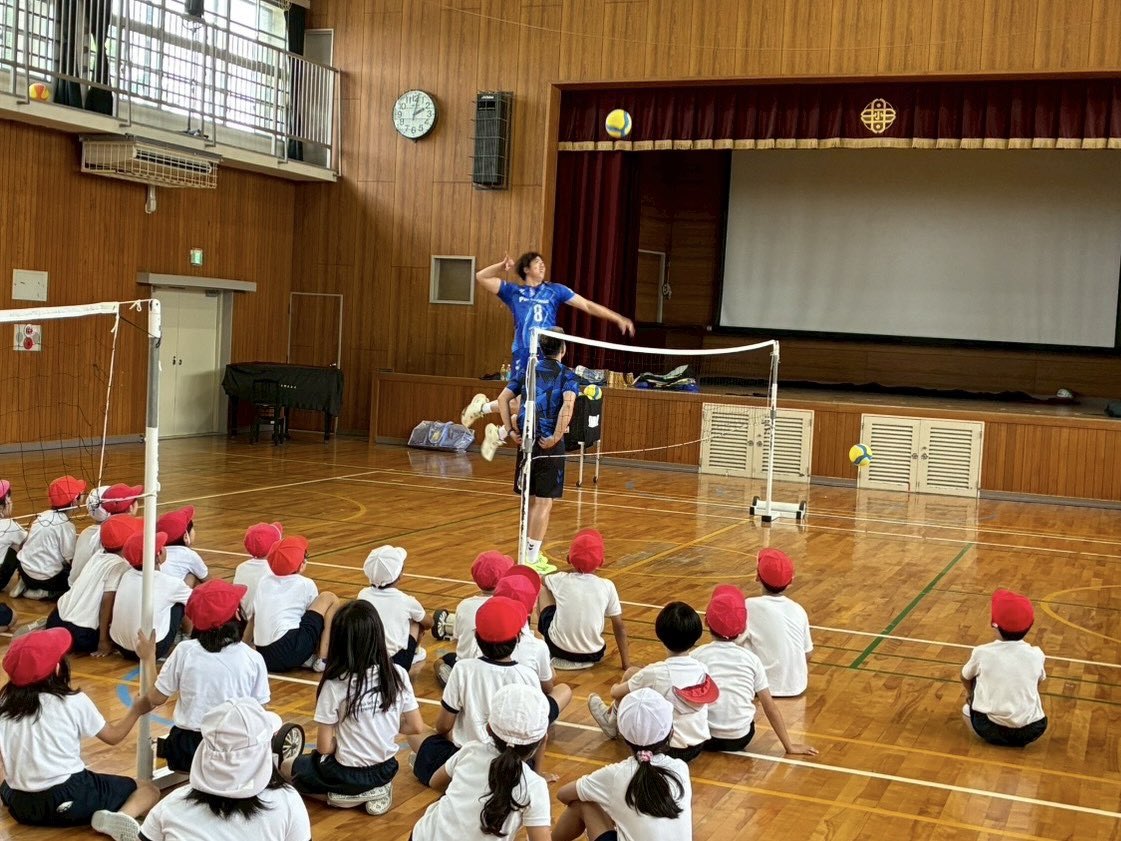 OSAKA__BLUTEON's tweet photo. 🔷#枚方市 連携交流事業2026🔷
7/7(火)は枚方市立伊加賀小学校に訪問し、バレーボール教室を実施👏✨🏐
皆さん、楽しい時間をありがとうございました🍀
#伊賀亮平 #仲本賢優
#BLUEACTION #京阪
#大阪ブルテオン
#OSAKABLUTEON https://t.co/yZFwv6WvtP