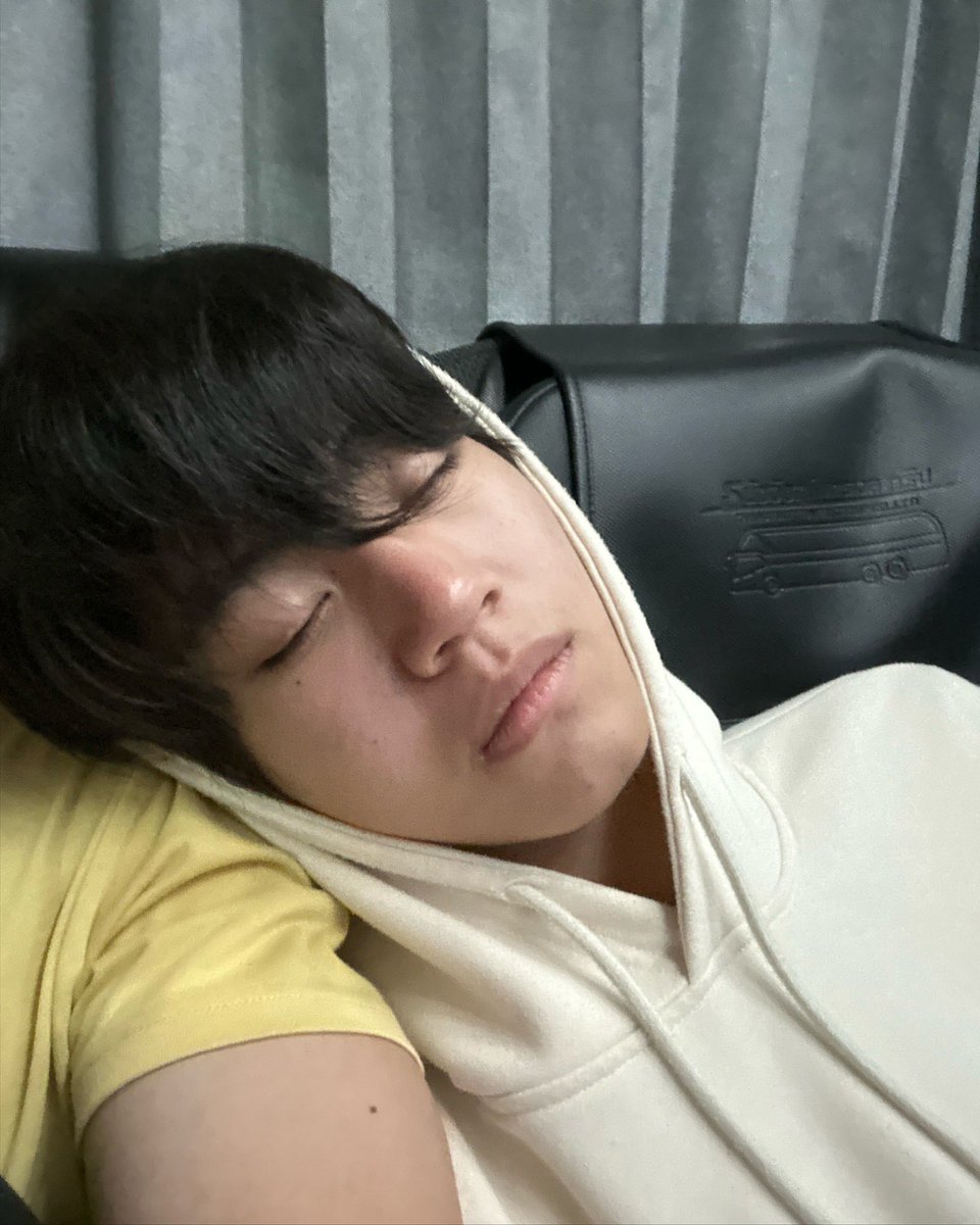 almondebutter_'s tweet photo. น่ารักแท้เนาะ ถ่ายเก็บเอาไว้ไม่พอ นอนหัวจุ่มกันอีกตะหาก ㅜㅜㅜㅜㅜ❤️‍🩹❤️‍🩹 https://t.co/SxLDe7sFvf