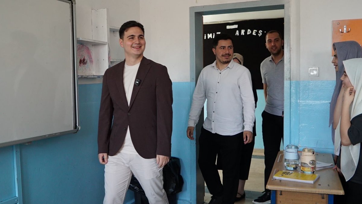 thecerrahoglu's tweet photo. TÜGVA Esenler İlçe Temsilcimiz Muhammetnur Korkmaz ile birlikte, TÜGVA Yaz Okulu programı kapsamında Dr. İlhami Faydagör Ortaokulu’nu ziyaret ederek eğitim gören öğrencilerimizle bir araya geldik.

Kıymetli kardeşlerimizle sohbet edip muhabbet ettik, yaz tatillerini verimli geçirdikleri bu güzel programda kendilerine başarılar diledik. Rabbim birlik ve beraberliğimizi daim eylesin.