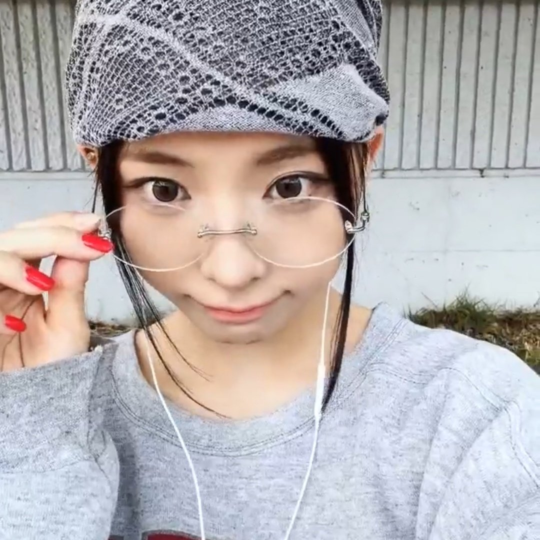 SHUIEFEED's tweet photo. yes everyone should love this girl https://t.co/EfR1qslcEw