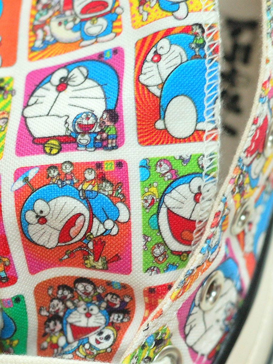 Mayu_0928's tweet photo. 『ドラえもん』デザインのコンバース。22.0cmサイズがあることを知り、わくわくしながら手に入れました。
てんコミ7巻の表紙や、「のろいのカメラ」の人形のコマが入っていたら良いな。

……待てよ。22.0cmではキャンバス生地が少ない。つまりドラえもんが少ない。30.0cmにしよう。いや、冷静になれ。 https://t.co/kEHPv0yHwz