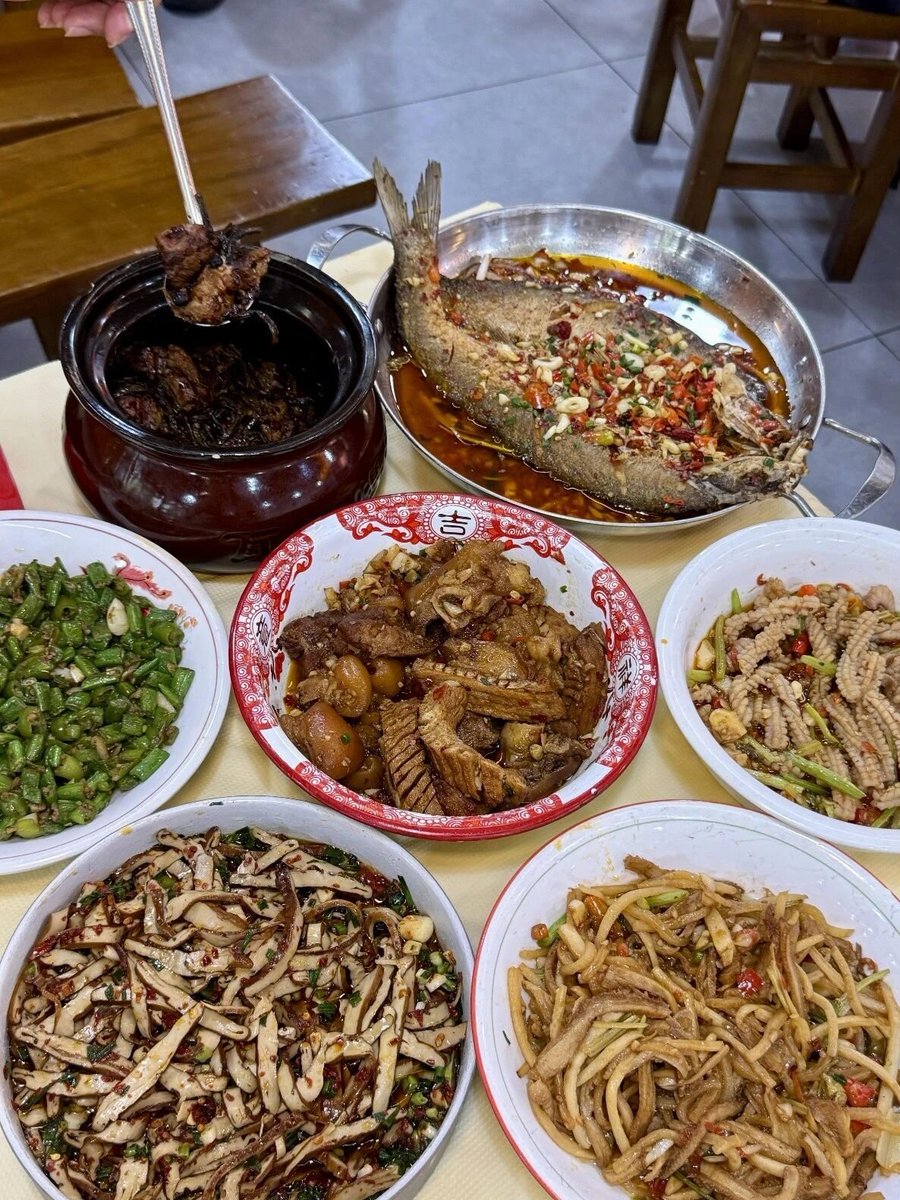 chong35616's tweet photo. 长沙巨好吃的湘菜馆！手工馄饨皮薄肉足，鲜味儿十足；香得停不下勺；小炒鸡尾虾香辣紧实，地道老长沙爆炒风味！ https://t.co/Ceecnkfapz