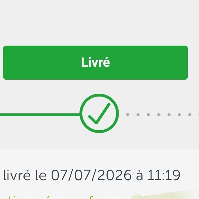 Cynolunae's tweet photo. J'vous présente mon nouveau écran d'ordi, très léger, très fin presque invisible a l'œil nu. J'ai hâte de le brancher pour le tester 🔥 https://t.co/21H5l9Bs36