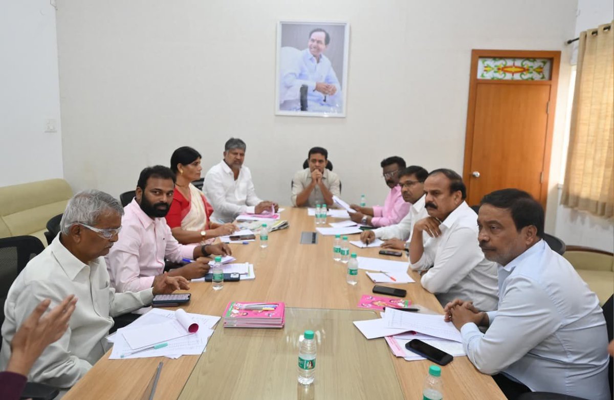 MkMujeebuddin's tweet photo. Sri @KTRBRS Garu chaired a meeting of the @BRSparty Special SIR Committee at Telangana Bhavan and assigned district-wise responsibilities to monitor the (SIR) process across Telangana. The Committee demand an extension of the SIR deadline to ensure no eligible voter is left out. https://t.co/Wb2Pb5QklI
