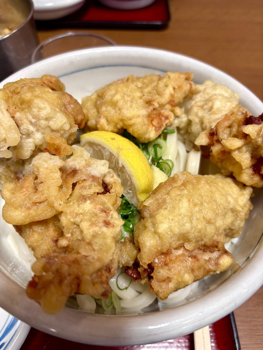 bsbs357's tweet photo. 初めて行く店にて
「ここのお勧め注文したので
召し上がってください」と。
食べても食べても減らない...。
なんと10玉の饂飩...。
さすがに無理でした。
昼に食べてまだお腹いっぱいです😅
#冷やしうどん
#ランチ
#唐揚げ https://t.co/mKlsCHeyh1