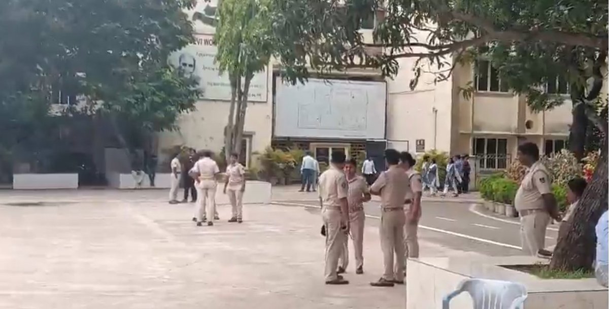 ArgusNews_in's tweet photo. #Bhubaneswar | Protests erupted at Rama Devi Women's University as students opposed the entry of non-students onto the campus. Agitating students locked all the university gates, while Sahid Nagar Police reached the spot to hold discussions with the protesters.
#RamaDevi #Students #CampusProtest #ArgusNews
