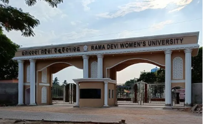 ArgusNews_in's tweet photo. #Bhubaneswar | Protests erupted at Rama Devi Women's University as students opposed the entry of non-students onto the campus. Agitating students locked all the university gates, while Sahid Nagar Police reached the spot to hold discussions with the protesters.
#RamaDevi #Students #CampusProtest #ArgusNews