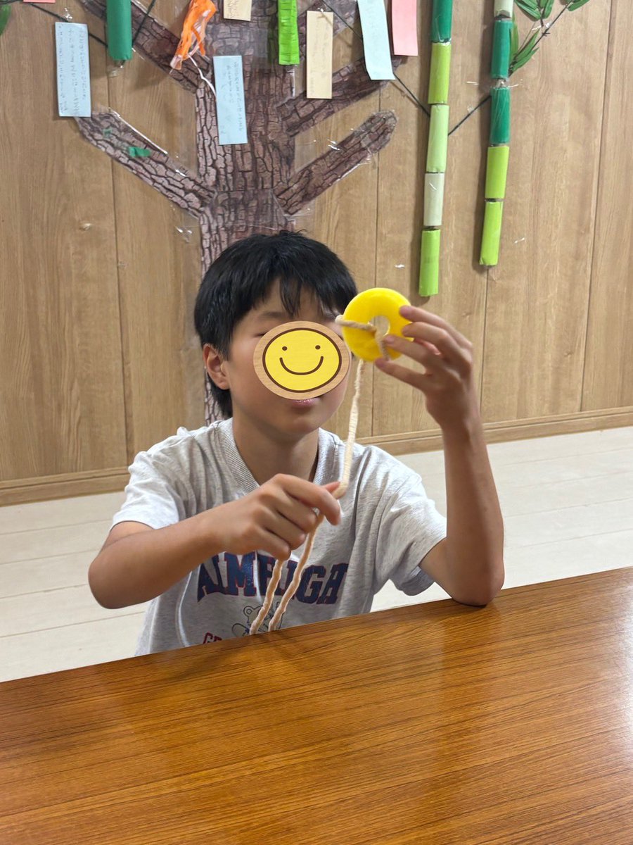 firstdream_04's tweet photo. ️🍬西小松川教室🍬
2026.7.7(火)
『お菓子のマグネット』🍰
単調な作業工程も集中して取り組むことを目標に、毛糸を巻き巻きしてお菓子のマグネットを作りました！

▽ファーストシーンドリームの詳細はこちら！
https://t.co/yO2C3uYhQs

#放デイ #工作 #集中 #微細運動 #簡単工作 https://t.co/o6sh5JG3XY