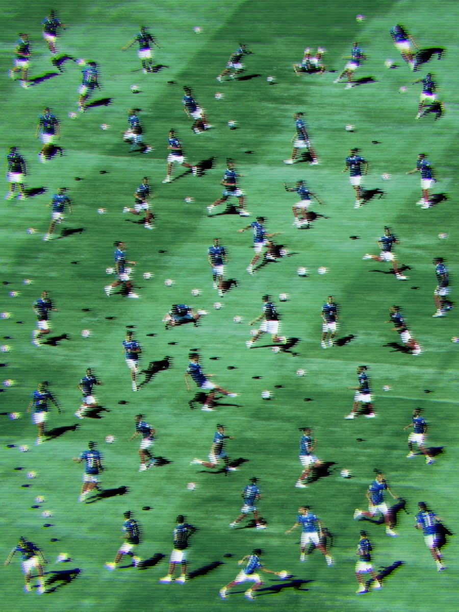 gomezdetejada's tweet photo. El fotógrafo británico Geoff Lowe superpone decenas de fotogramas reales del mismo ángulo en una sola imagen para mostrar todo el movimiento del jugador de la selección francesa Michael Olise en un partido en un único encuadre. https://t.co/v3d6bPcbp7