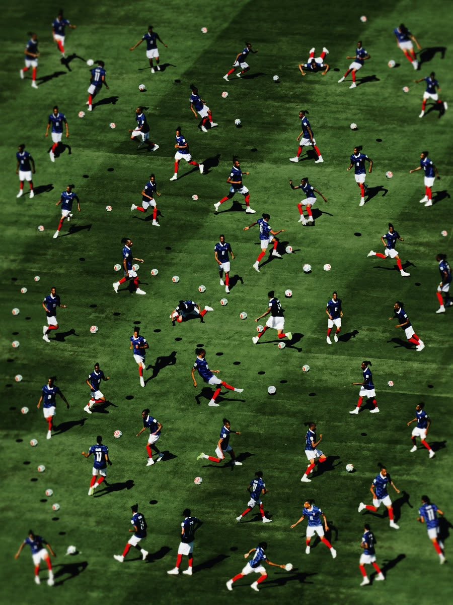 gomezdetejada's tweet photo. El fotógrafo británico Geoff Lowe superpone decenas de fotogramas reales del mismo ángulo en una sola imagen para mostrar todo el movimiento del jugador de la selección francesa Michael Olise en un partido en un único encuadre. https://t.co/v3d6bPcbp7