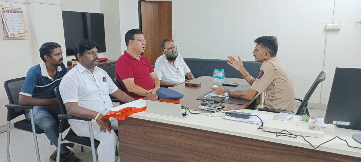 Chandra91120106's tweet photo. न्यू दीपकवाडी, जयहिंद नगर, वाल्मिकी नगर सर्विस रोड या ठिकाणी स्थानिक राहिवाशीयां च्या वाहनावर कारवाई करण्यात येत आहे, त्या विरोधात २६ जून २०२६ रोजी निवेदन देण्यात आलं होतं, आज पुन्हा वरिष्ठ पोलीस निरीक्षक श्री संदेश मोरे साहेब यांना त्यांच्या दालनात  चर्चा करण्यात आली https://t.co/1VPXABwg8S