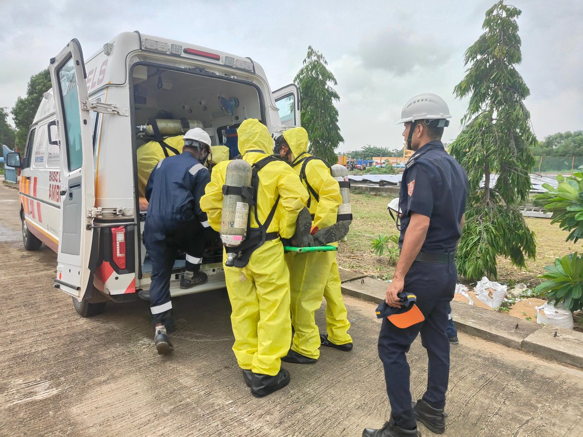 03NDRF's tweet photo. 🔸03 NDRF participated in a Level-III Chemical Emergency Mock Exercise based on a Chlorine Gas Leakage scenario at IOCL Paradip, Distt. Jagatsinghpur, Odisha
🔸The exercise strengthened inter-agency coordination &amp; tested emergency response mechanisms

@NDRFHQ https://t.co/XuwruHjzw8