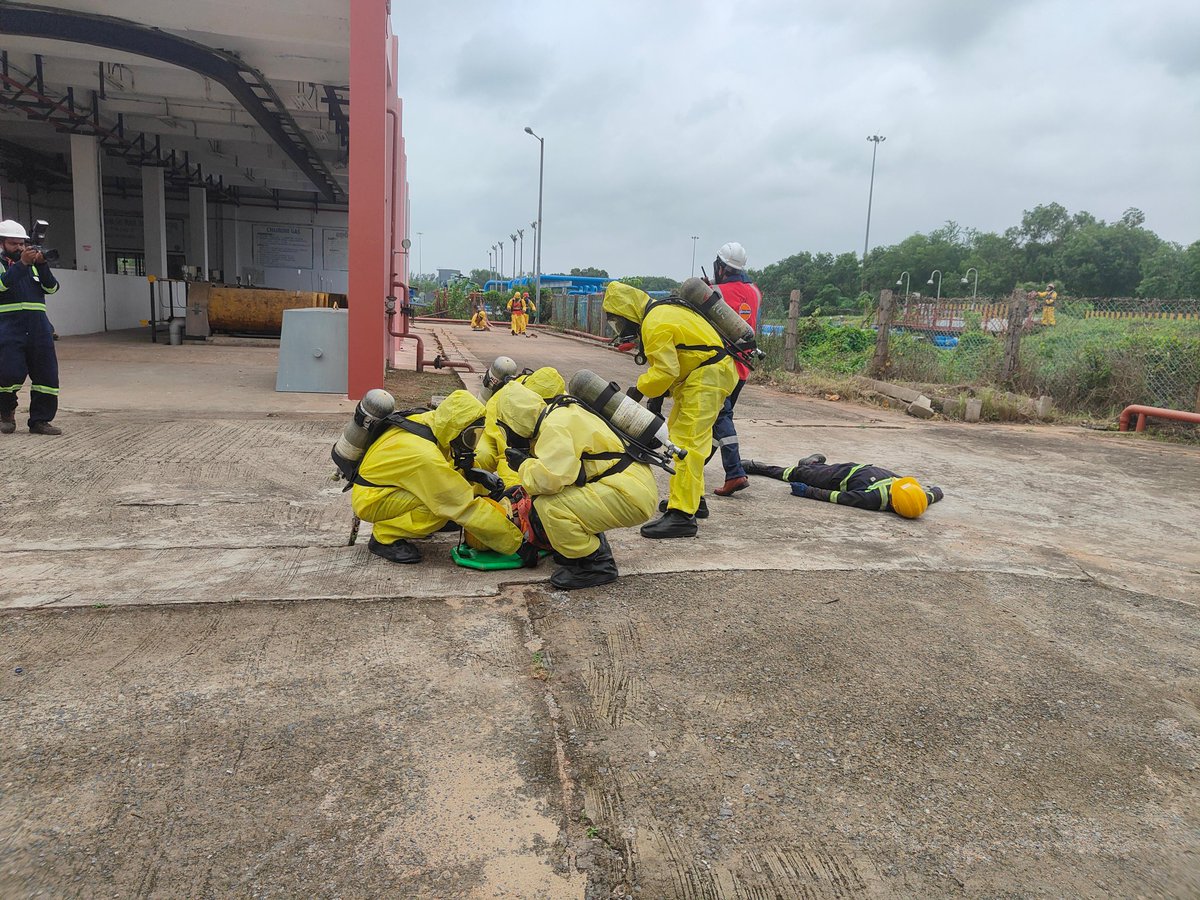03NDRF's tweet photo. 🔸03 NDRF participated in a Level-III Chemical Emergency Mock Exercise based on a Chlorine Gas Leakage scenario at IOCL Paradip, Distt. Jagatsinghpur, Odisha
🔸The exercise strengthened inter-agency coordination &amp; tested emergency response mechanisms

@NDRFHQ https://t.co/XuwruHjzw8