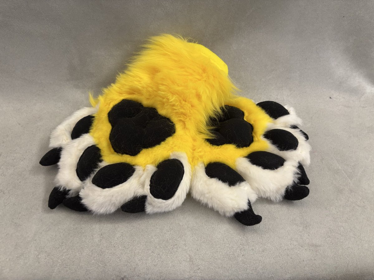 HFursuitFabric's tweet photo. Mraaaww petit annonce spécial : je vend ces paire de paws pour 120€, frais d’envoi compris (zone EU only) Si une de ces paws vous intéresse contactez moi @Hyrofoxa :) (telegram)
#fursuit #fursuitmaker #paws https://t.co/36kDFGys9Z