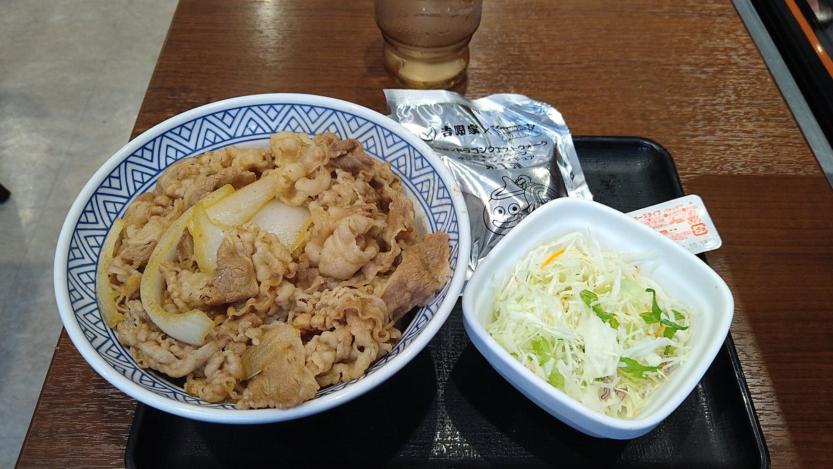 chigumayan's tweet photo. ドラクエウォークセットのフィギュアが欲しくて、三宮と梅田の吉野家ウォークしてきました。
一店舗目、めっちゃ四角い！
キミ、絶対ひとくい紅生姜箱やろ！
二店舗目、上はちょっと尖ってて下が平べったい…
キミはつゆだくスライムだね。
……どんぶりスライムが欲しかった(泣) https://t.co/ZwF0AxB2n4