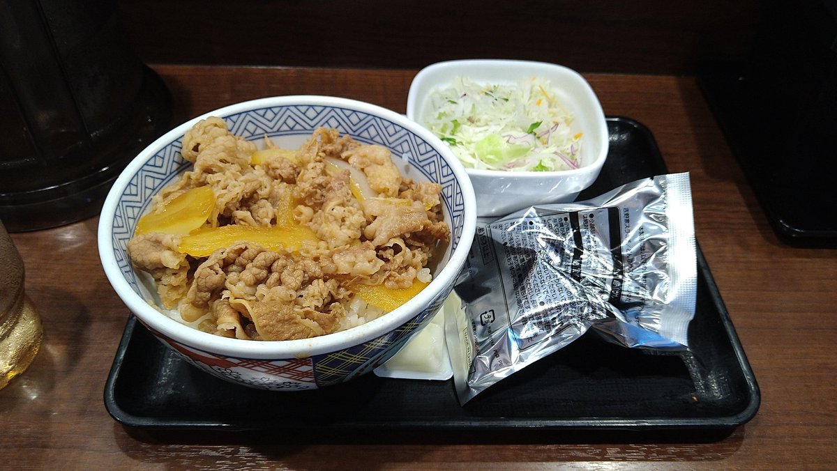 chigumayan's tweet photo. ドラクエウォークセットのフィギュアが欲しくて、三宮と梅田の吉野家ウォークしてきました。
一店舗目、めっちゃ四角い！
キミ、絶対ひとくい紅生姜箱やろ！
二店舗目、上はちょっと尖ってて下が平べったい…
キミはつゆだくスライムだね。
……どんぶりスライムが欲しかった(泣) https://t.co/ZwF0AxB2n4