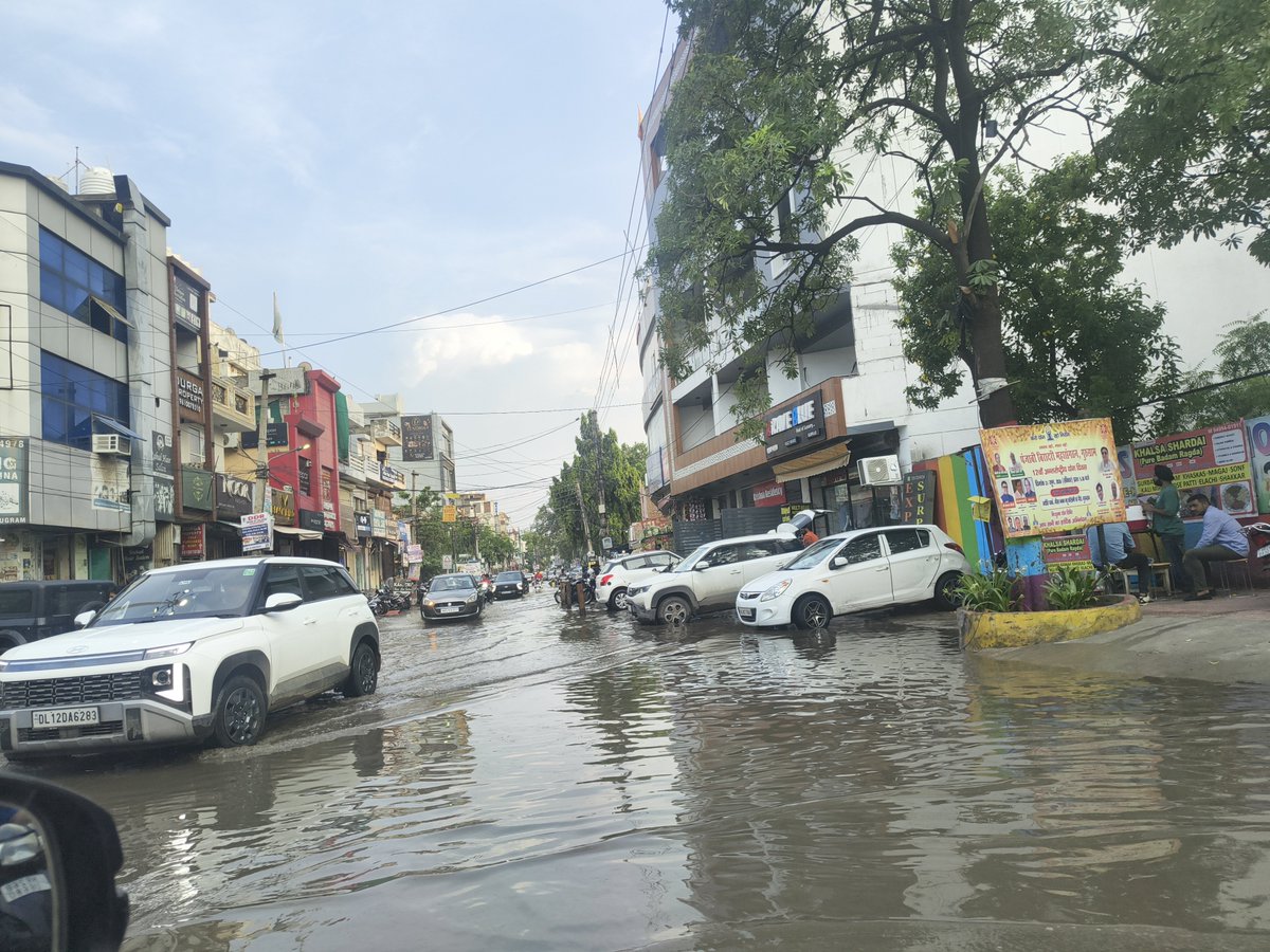 SPVerma6317's tweet photo. @MunCorpGurugram @OfficialGMDA @NayabSainiBJP @cmohry श्रीमान जी...गुडगाँव में पहली दो बारिश होते ही गाने की यह लाईन याद आती है..क्या हुआ तेरा वादा?  करोडों खर्च करने के बाद भी सड़के पानी से लबालब हैं! कहाँ गड्डे में गिर पड़े या गाडी धँस जाए कुछ पता नही ? क्या है कोई जिम्मेदार? https://t.co/qFX9HUeztL