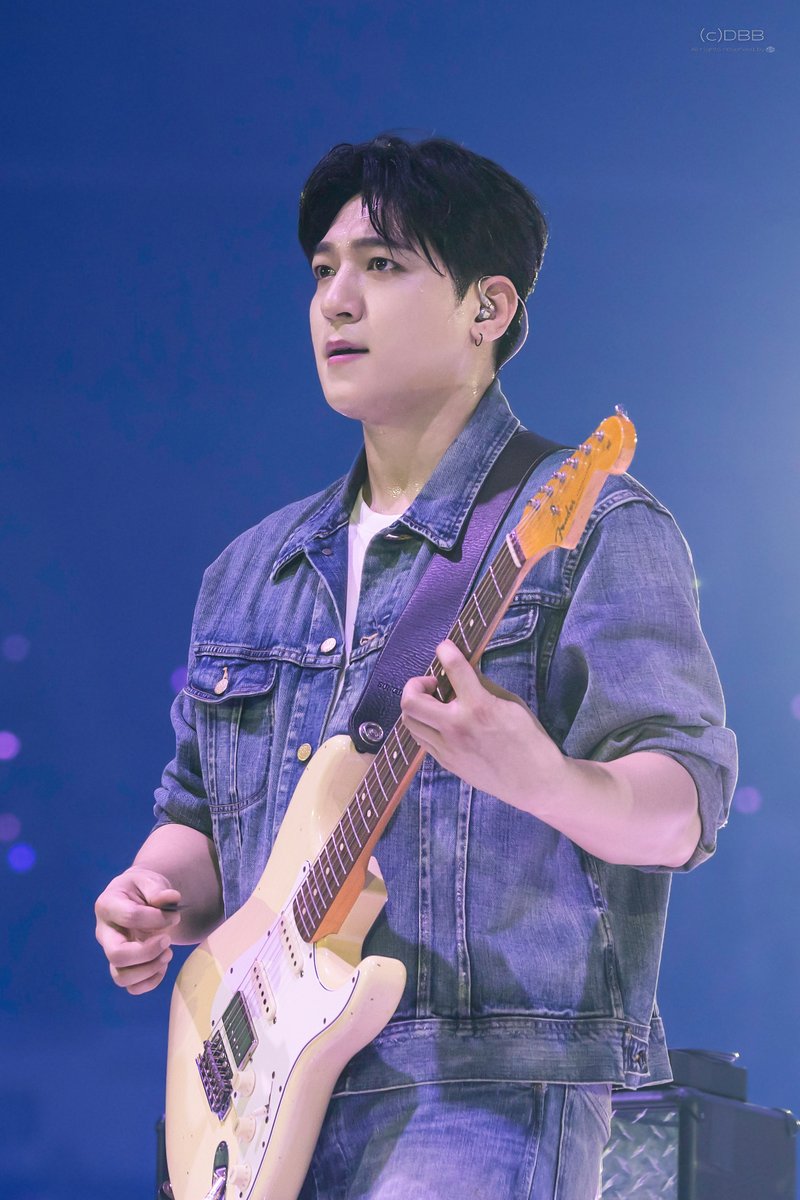 _ddbbbb_'s tweet photo. 260705 더데케이드 앙콘

데장 이목구비 뜯어보는 재미가 있디요
실물 느낌 잘 담겨서
개인적으로 넘 좋아하는 사진..🤎

#day6 #데이식스
#sungjin #성진 https://t.co/XDpj6TFMhY