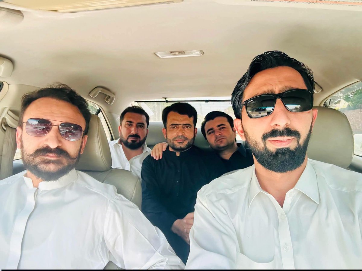 savidjan's tweet photo. معاونِ خصوصی وزیراعلیٰ خیبرپختونخوا برائے خوراک، ڈاکٹر محمد اسرار صافی،ضلعی صدر وسابق ناظم اعلی ملک نوید احمد، ضلعی ترجمان ساوید جان، ضلعی یوتھ ونگ صدر مدثر مہمند اور سوشل میڈیا ہیڈ عمران مہمند ا اڈیالہ جیل کیلئے روانہ۔ https://t.co/dFUzbNVDvw