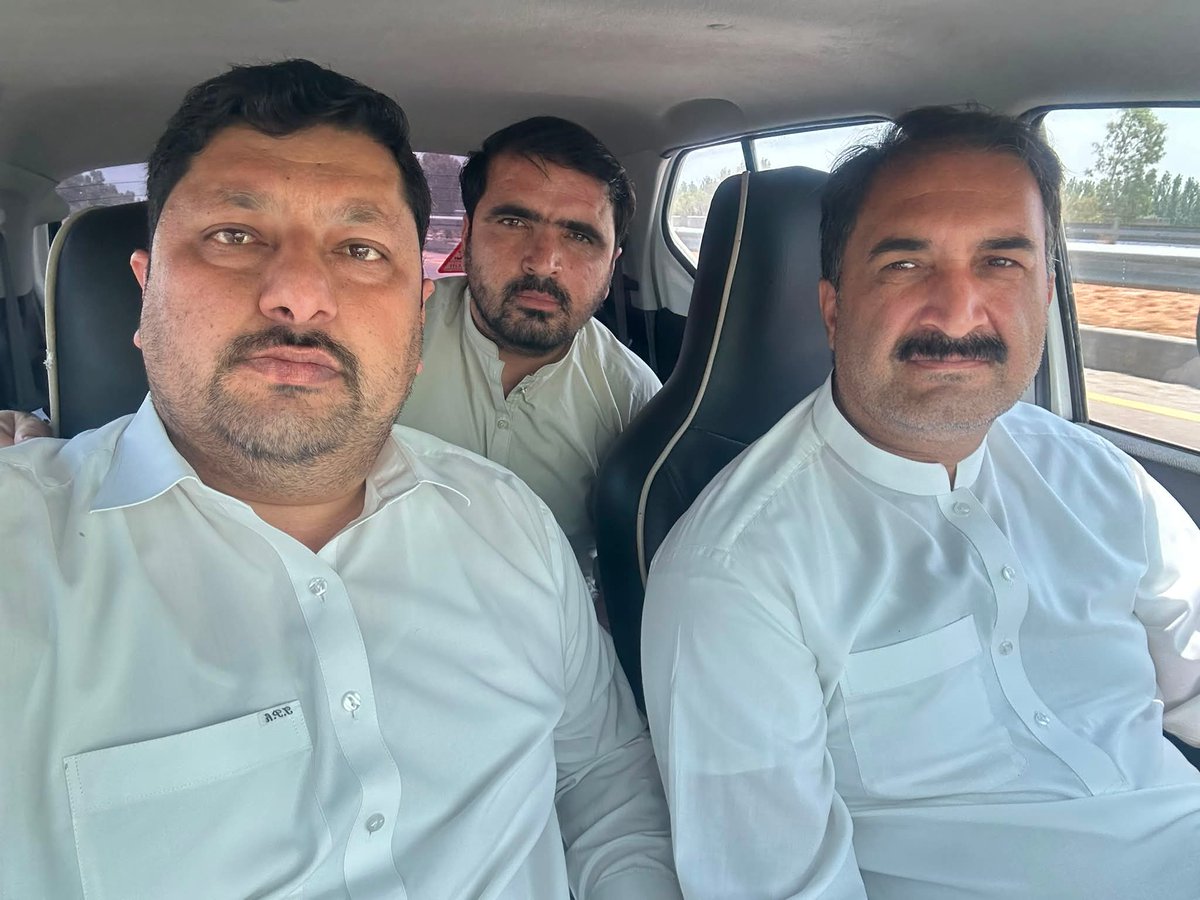 savidjan's tweet photo. معاونِ خصوصی وزیراعلیٰ خیبرپختونخوا برائے خوراک، ڈاکٹر محمد اسرار صافی،ضلعی صدر وسابق ناظم اعلی ملک نوید احمد، ضلعی ترجمان ساوید جان، ضلعی یوتھ ونگ صدر مدثر مہمند اور سوشل میڈیا ہیڈ عمران مہمند ا اڈیالہ جیل کیلئے روانہ۔ https://t.co/dFUzbNVDvw