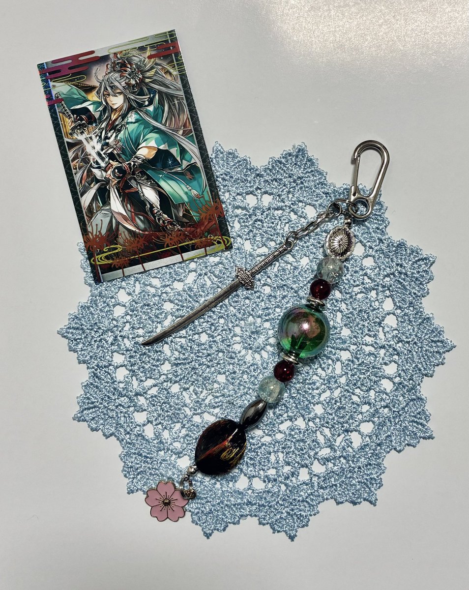 minasemi_et's tweet photo. 先月作った沖田の概念アクセサリー⚔️

お台場アクアシティにあるSallymartというパーツショップで作りました

刀パーツと、差し色の真紅と、儚さや死を連想させる桜が魅せポイントです🌸 https://t.co/6PHi5d4Xpg