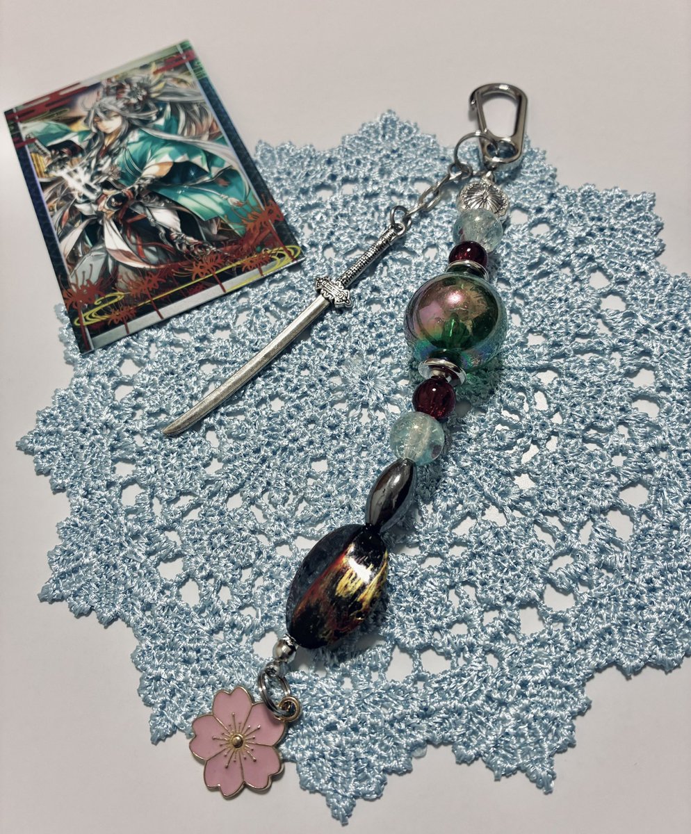 minasemi_et's tweet photo. 先月作った沖田の概念アクセサリー⚔️

お台場アクアシティにあるSallymartというパーツショップで作りました

刀パーツと、差し色の真紅と、儚さや死を連想させる桜が魅せポイントです🌸 https://t.co/6PHi5d4Xpg