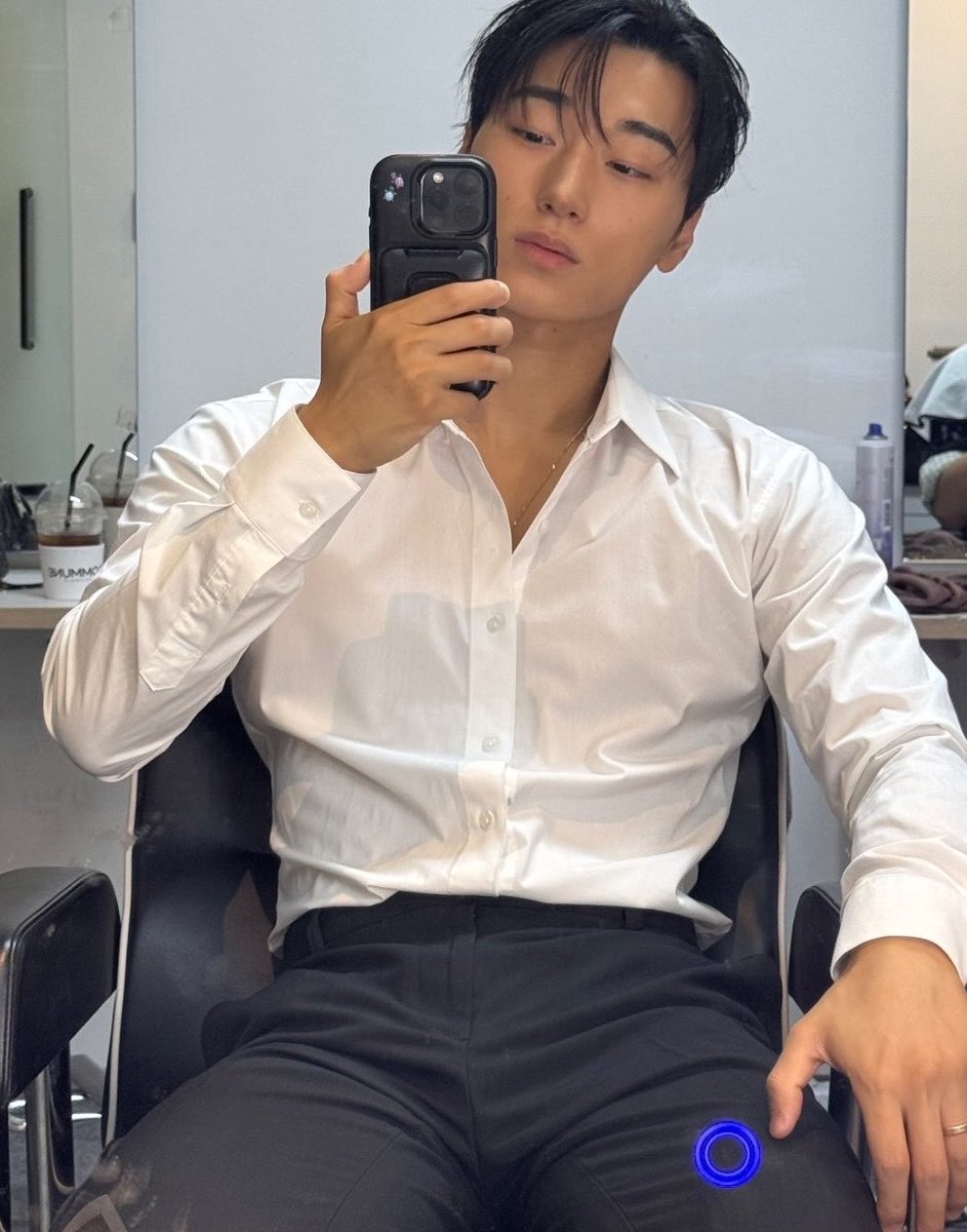 idgafbitchstfup's tweet photo. พูดตรง ๆ ว่าตั้งแต่กูติ่งมา กุไม่เคยบ้า ผช กรี๊ด ๆ ขนาดนี้เลย จนกระทั่ง 😔💔 ไอ้หนุ่มตี๋กล้ามบึกผิวแทนนี้เข้ามาในสายตา อือ ตอนเป็นเบบี๋เอทินี่ ดิชั้นเรียกผชคนนี้ว่า ไอ้ตี๋หน้าร้ายคนนี้ใคร ในฟิคคงจะเป็นตัวโกงตัวร้าย 🤣🤣 พี่ซานกุ เจี๋ยหายมาก ก็มึงดูดิเนี่ย หล่อชิบหลาย หล่อแบบร้าย ทำใส ๆ ไม่ได้ฆ่าใคร อืม กุเสียแล้วทุกวัน เกือบปิดตัวทุกวัน อีสัส