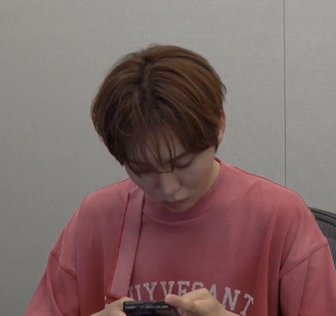 rbf116oo's tweet photo. 이게 지금 무슨소리야…? 제복셀카가 없다니?.. 
나 지금 이해가 안돼 https://t.co/tOKYPIMyN3