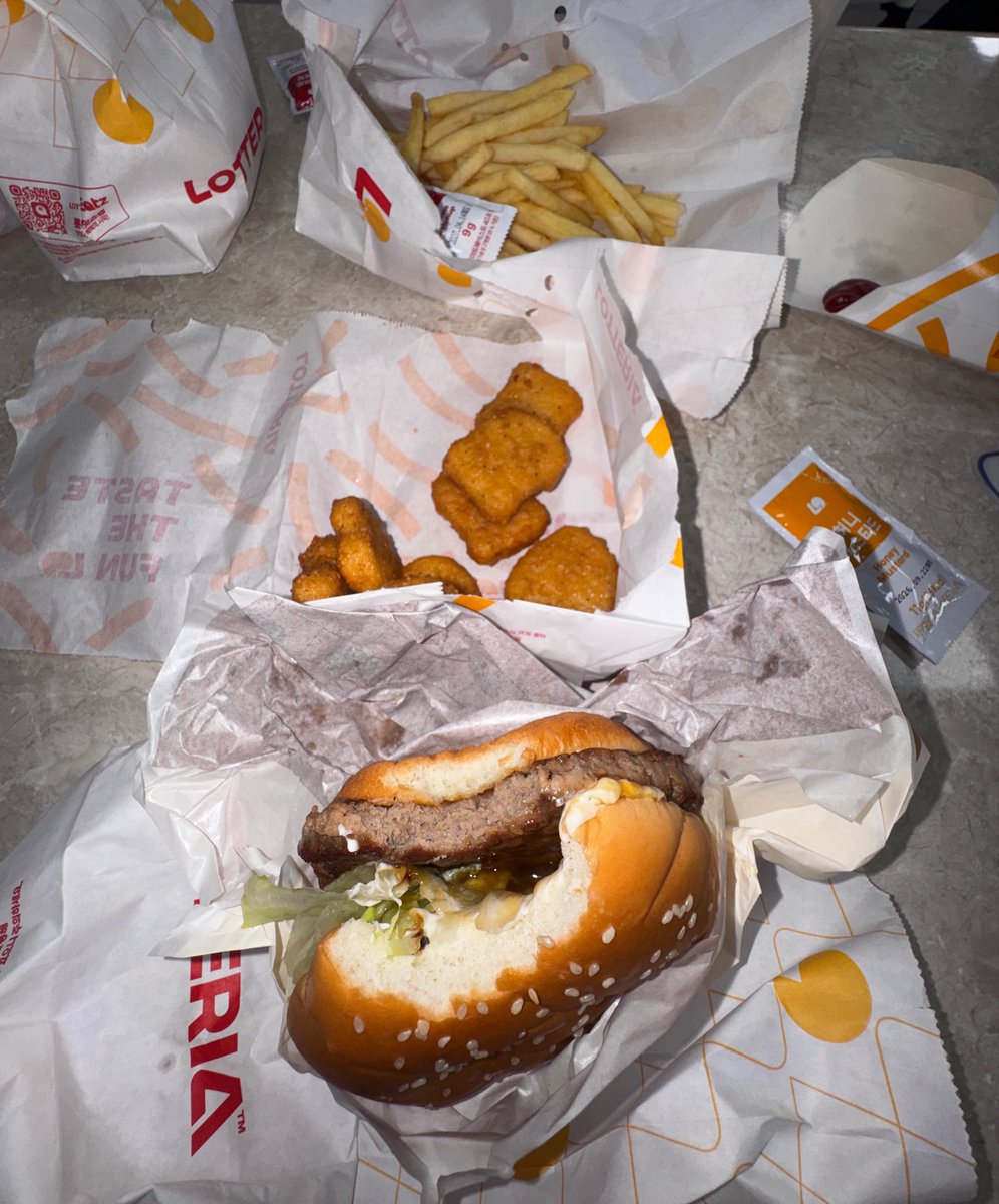 nizetwe's tweet photo. 패꾸하고 너무햄들어서 햄버거 먹었습니다🍔 캬아🥤 https://t.co/Ra4yCEEQzb