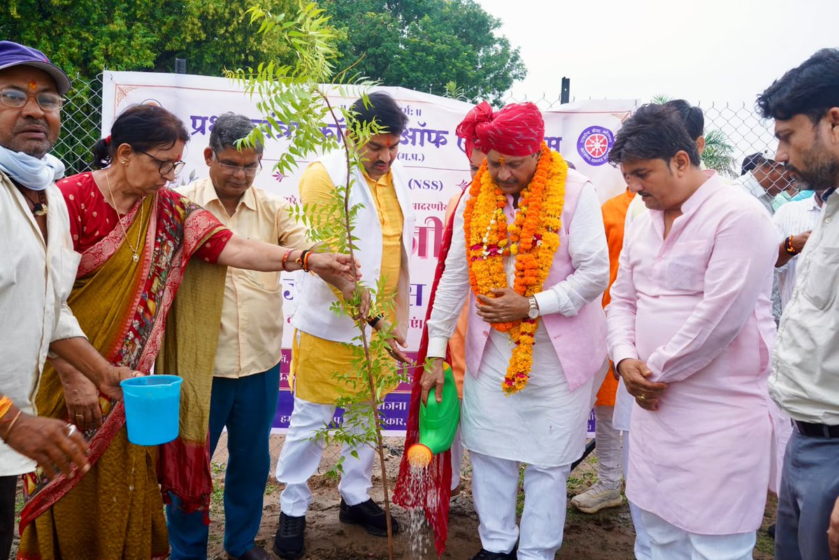 NSSRDBhopal's tweet photo. राष्ट्रीय सेवा योजना (NSS) इकाई प्रधानमंत्री कॉलेज ऑफ़ एक्सीलेंस, सतना मप्र द्वारा माननीय सांसद श्री गणेश सिंह जी द्वारा "एक पेड़ मां के नाम" के अवसर पर पौधा रोपण किया.
@_NSSIndia @YASMinistry @PMOIndia @mansukhmandviya @khadseraksha @ashokshrotinss @Rajkumarnss https://t.co/fYtg711M5w